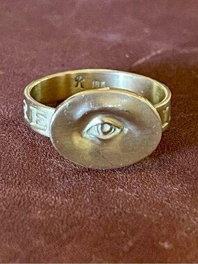 Gabriella Kiss 18k small eye love token ring inscribed with “Invigilare”